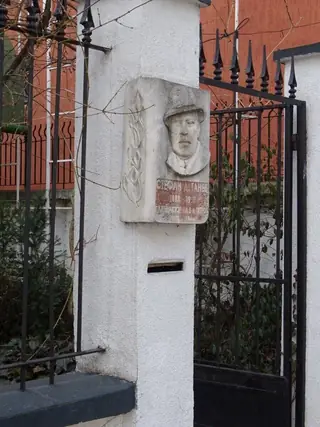 Паметна плоча с барелеф на Стефан Танев - София