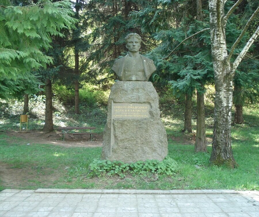 Паметник на Асен Балкански