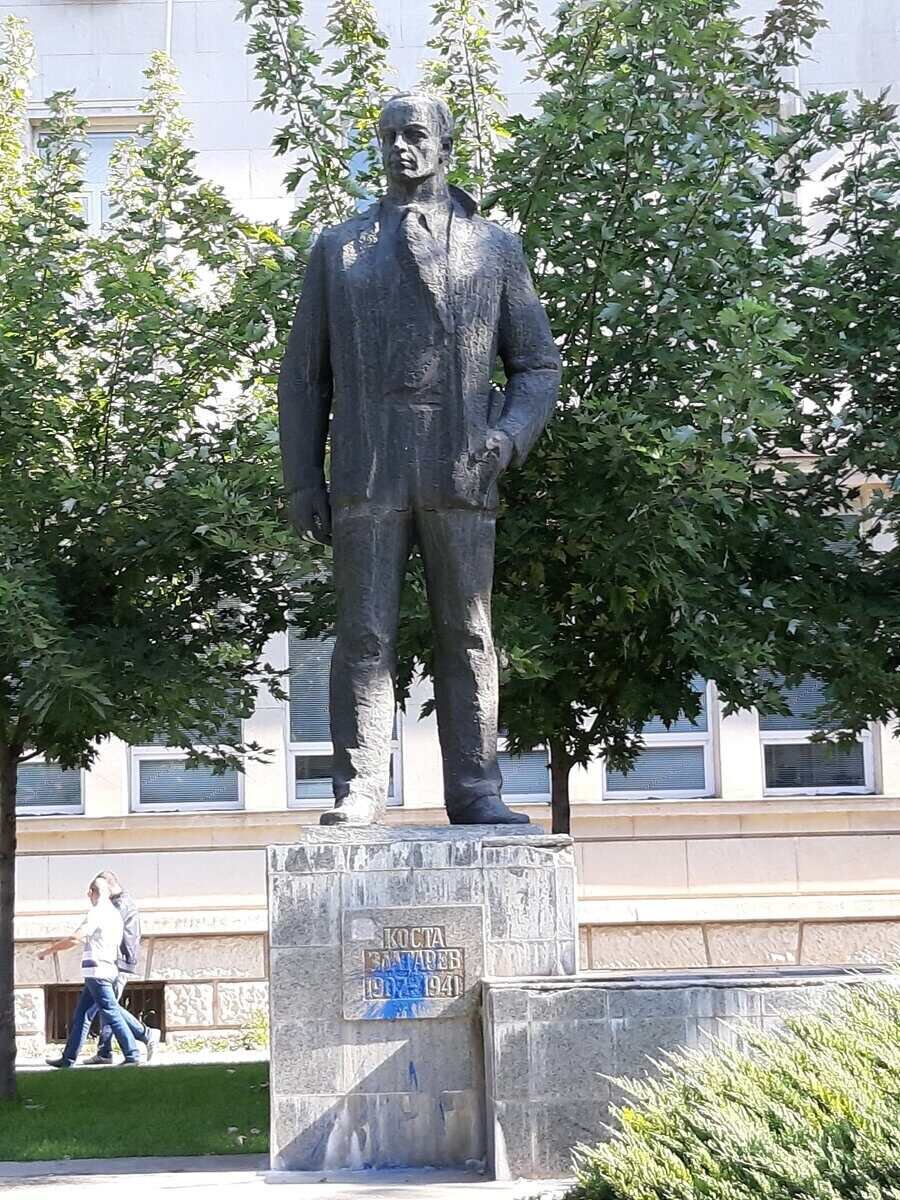 Паметник на Коста Златарев - Плевен