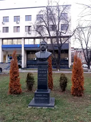 Бюст паметник на Пенчо Семов - Габрово