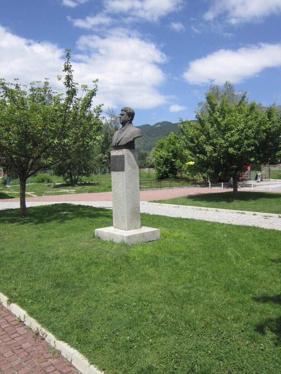 Паметник на Вълко Червенков - Златица