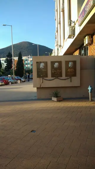 Триада паметни плочи - Сливен