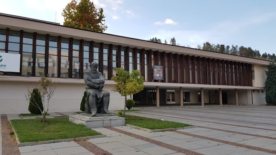 Паметник на Пенчо Славейков - Трявна