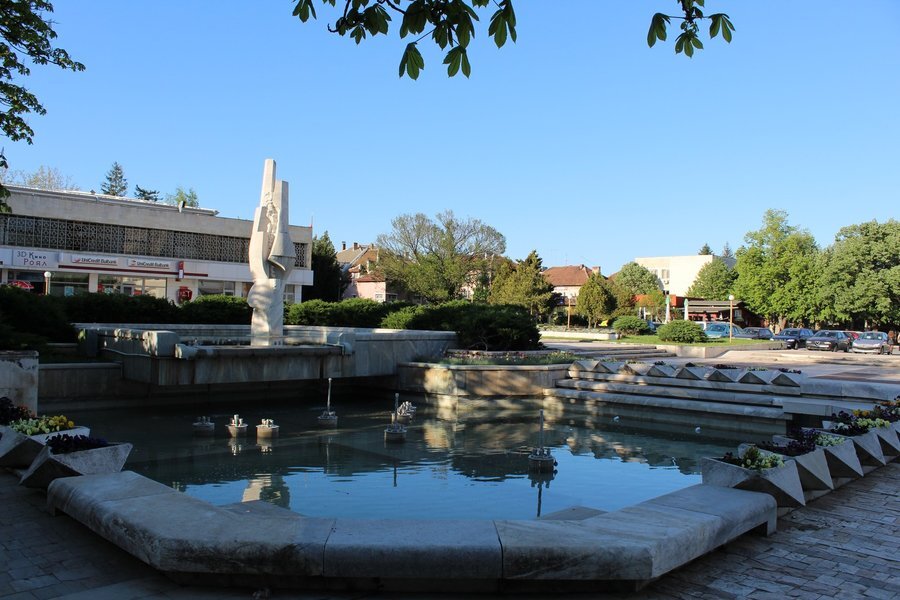 Фонтанът на площад "България" - Мездра