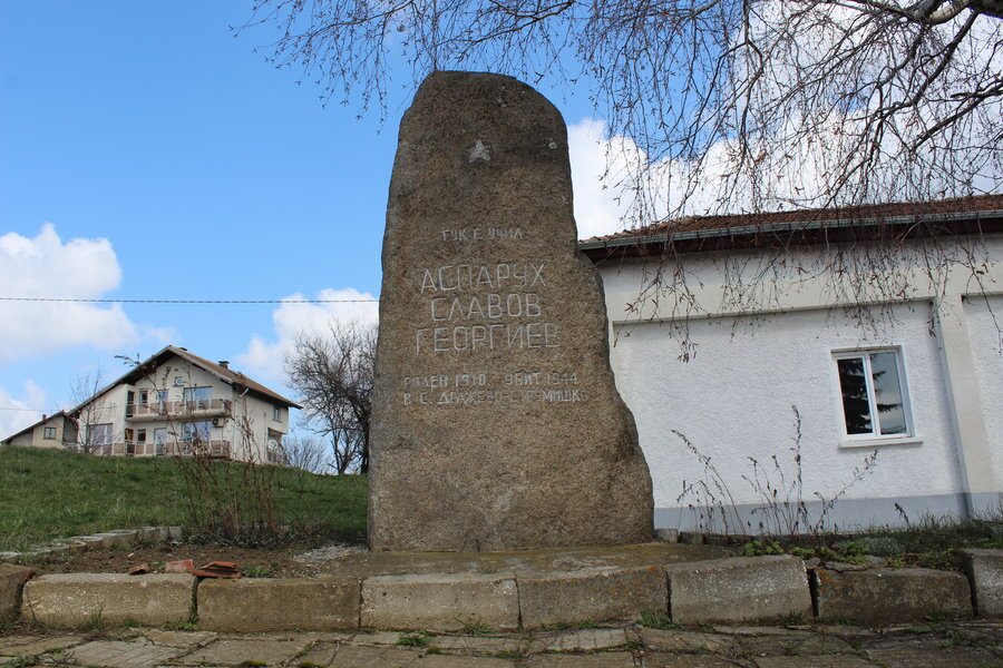 Паметник на Аспарух Славов Георгиев - Зидарци