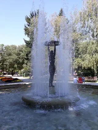 Фонтан "Голото момиче" - Хисаря