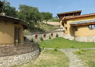 Еко селище Глинени Къщи "Под Скалите"