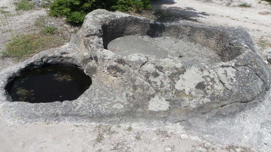 Ритуален камък Шарапана - Врело