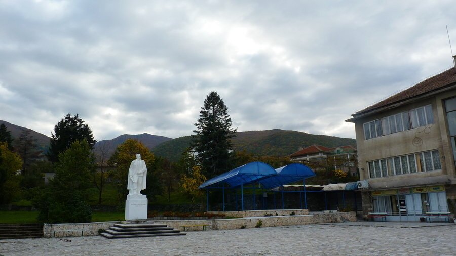 Паметник на Методи Звездаров