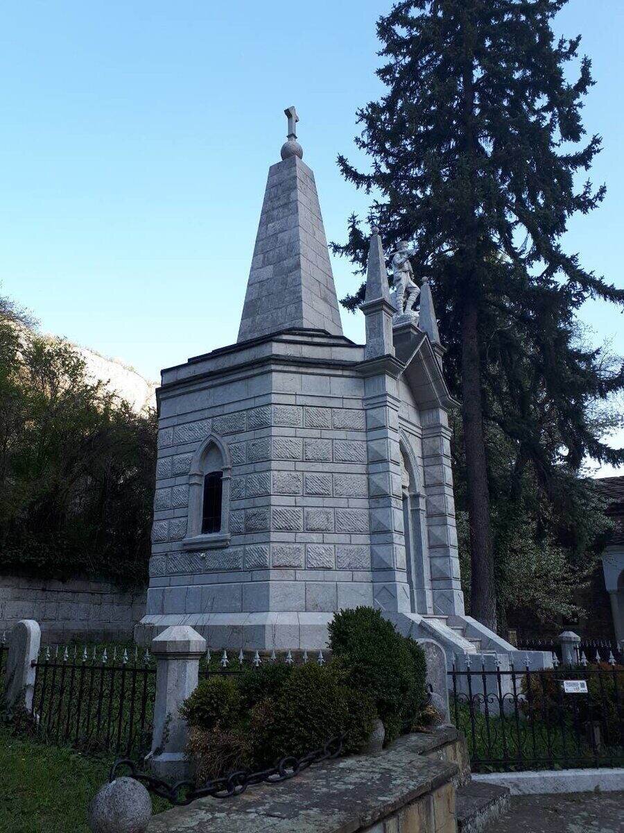 Паметник-костница на загиналите въстаници в Дряновския манастир