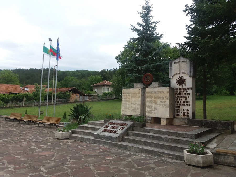 Паметник в почит към загиналите - с.Гъбене