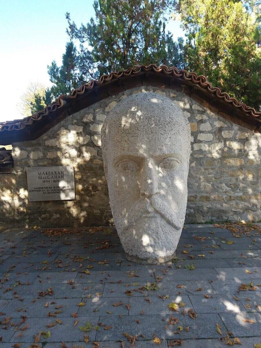 Паметник на Джанюариъс Макгахан - Елена