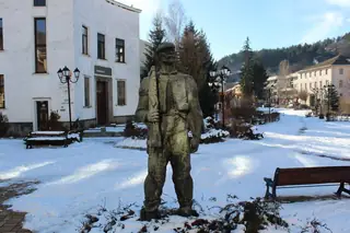 Паметник на трънския майстор - Трън