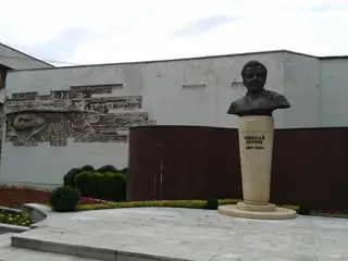 Бюст-паметник на Николай Гяуров - Велинград