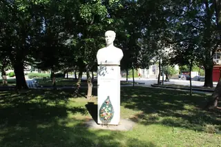 Паметник на Лилия Карастоянова - Лом