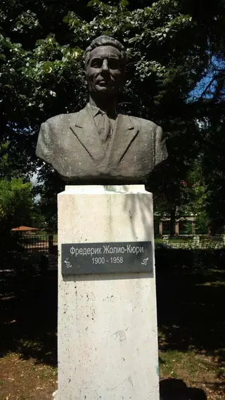 Бюст-паметник на Фредерик Жолио-Кюри - Димитровград