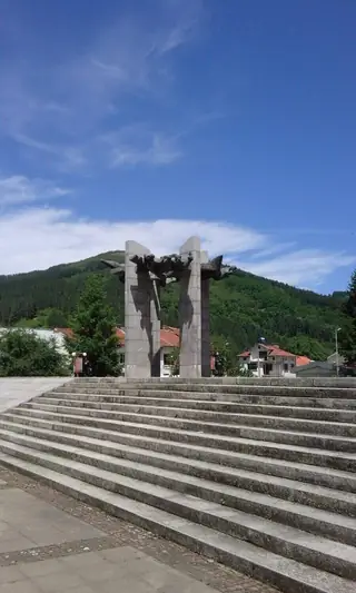 Паметник на загиналите в Чипровското въстание - Чипровци