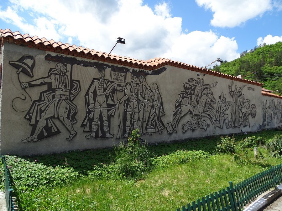 Стена "Борби и освобождение от Турско робство" - с.Петрич