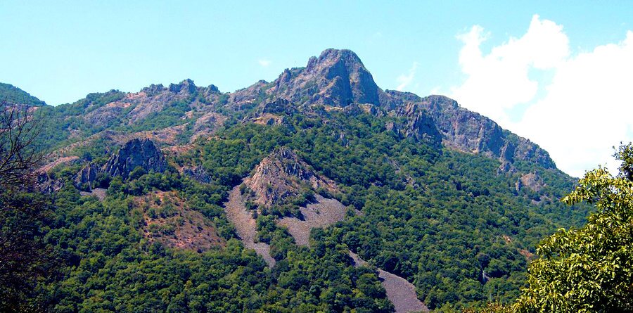 Защитена местност "Момина скала"