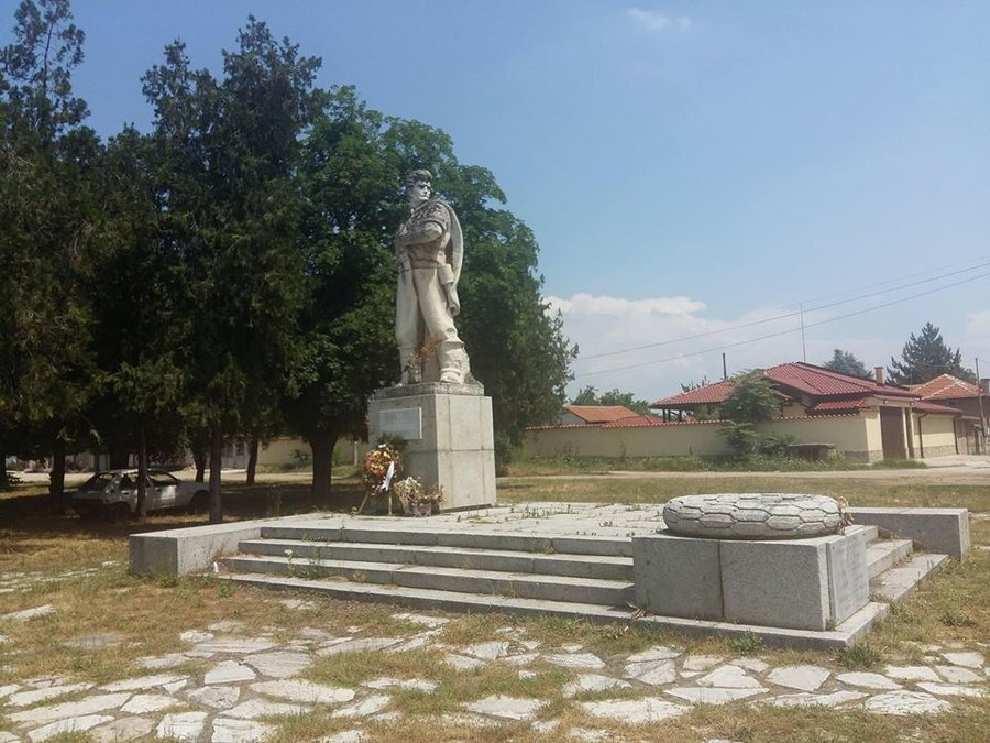 Антифашистки паметник - Карабунар