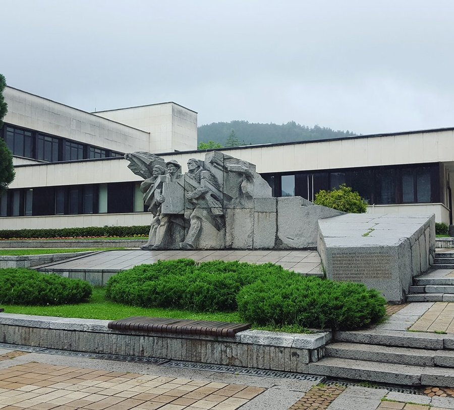 Паметник "Седмина музиканти и шест манифестанти" - Троян