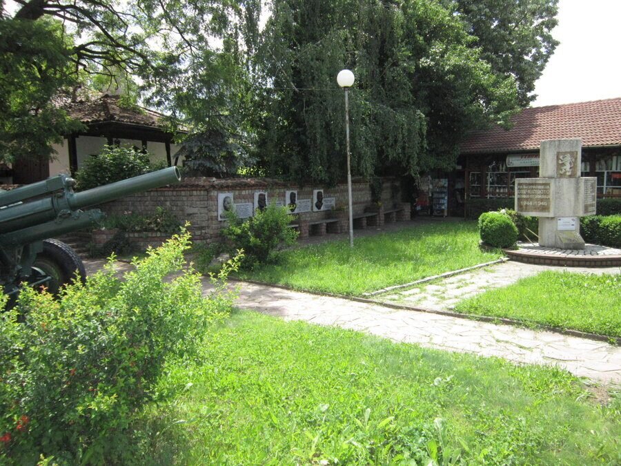 Паметник на загиналите златичани в Отечествената война