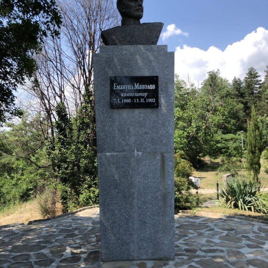 Бюст-паметник на Емануил Манолов - Казанлък