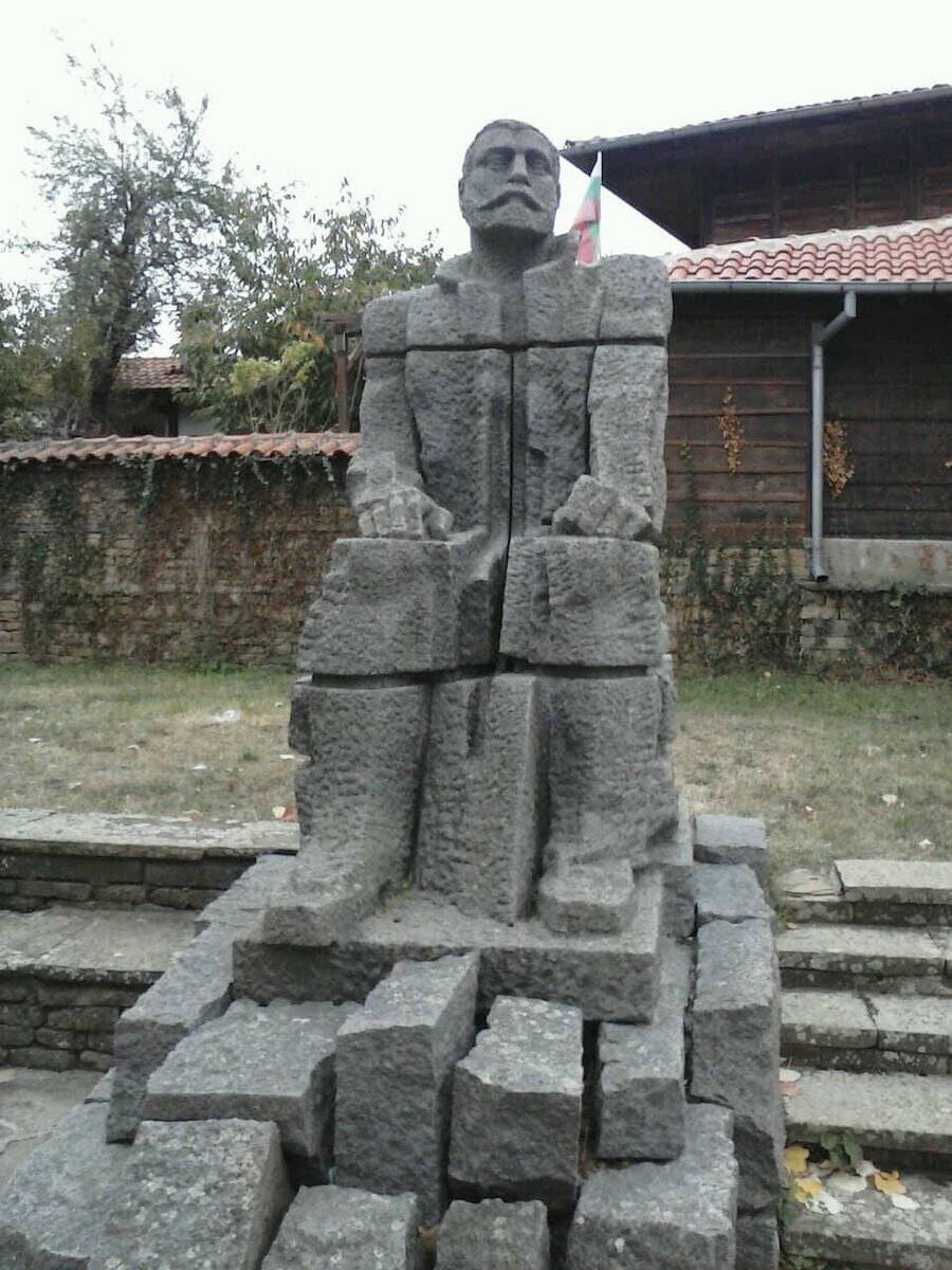 Паметник на Захари Стоянов - Медвен
