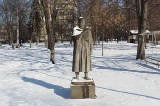 Скулптурна фигура "Партизанска майка" - София