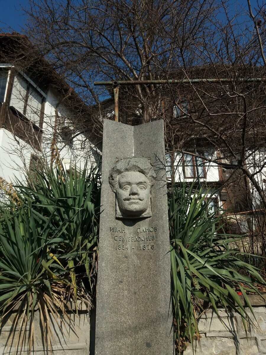 Паметник на Иван Семерджиев - Велико Търново