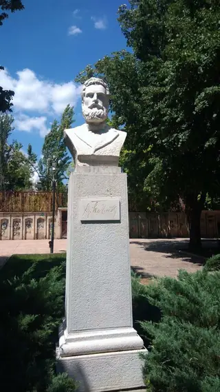 Бюст-паметник на Христо Ботев - Горна Оряховица