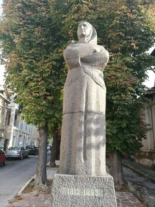 Паметник на баба Тонка - Русе