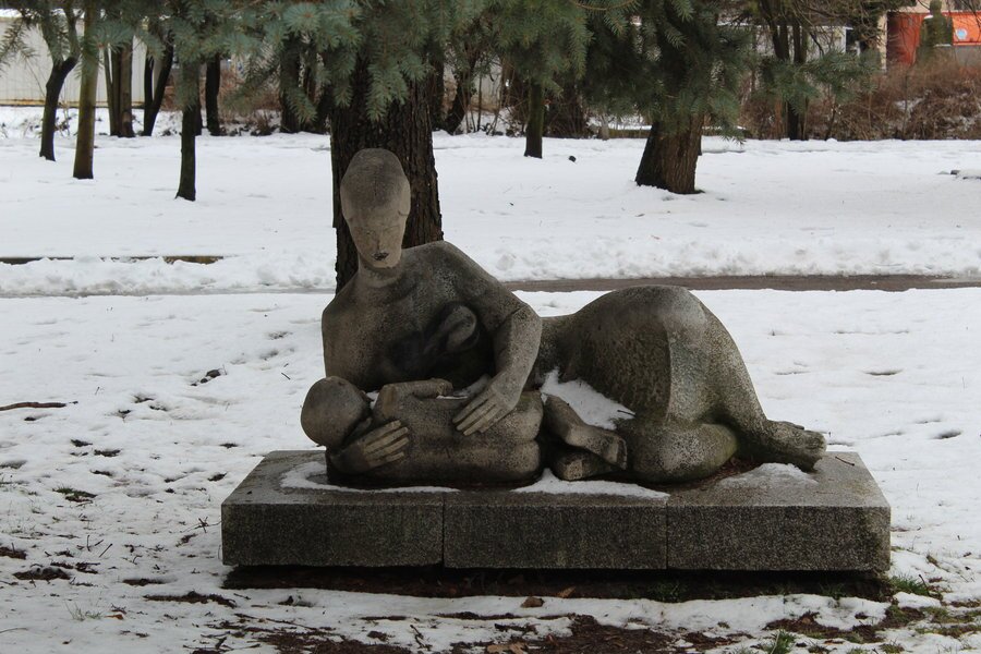 Скулптура на майка с дете - Перник