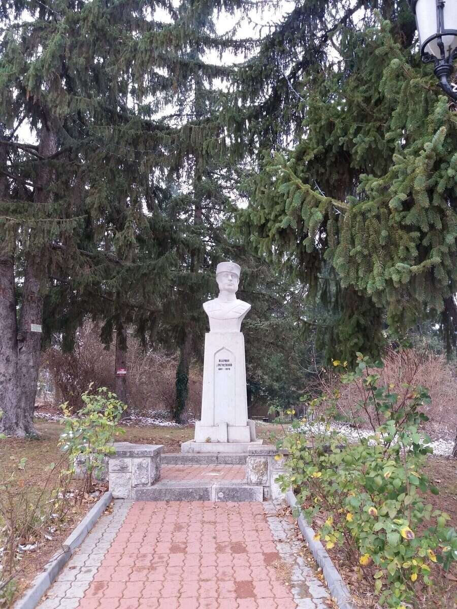 Бюст-паметник на Иларион Драгостинов - с. Арбанаси