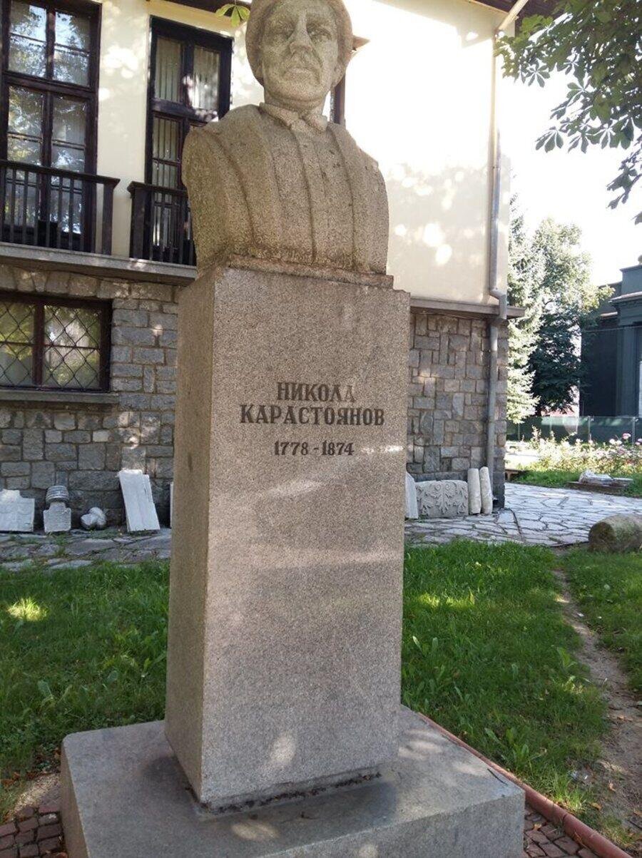 Паметник на Никола Карастоянов - Самоков