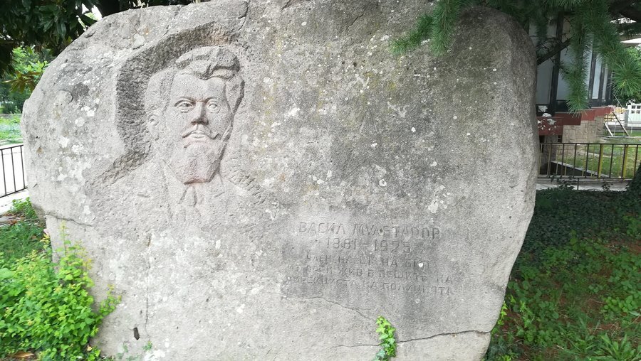 Паметник на Васил Мулетаров - Пещера