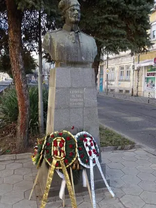 Бюст-паметник на Капитан Петко Войвода - гр. Кърджали