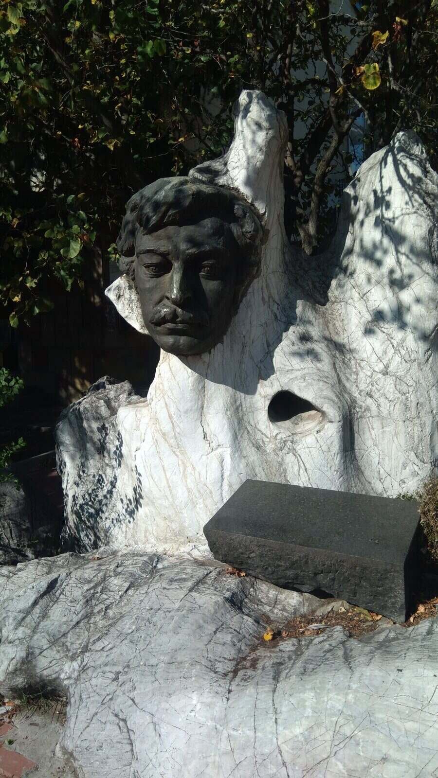 Бюст паметник на Пейо Яворов - Чирпан