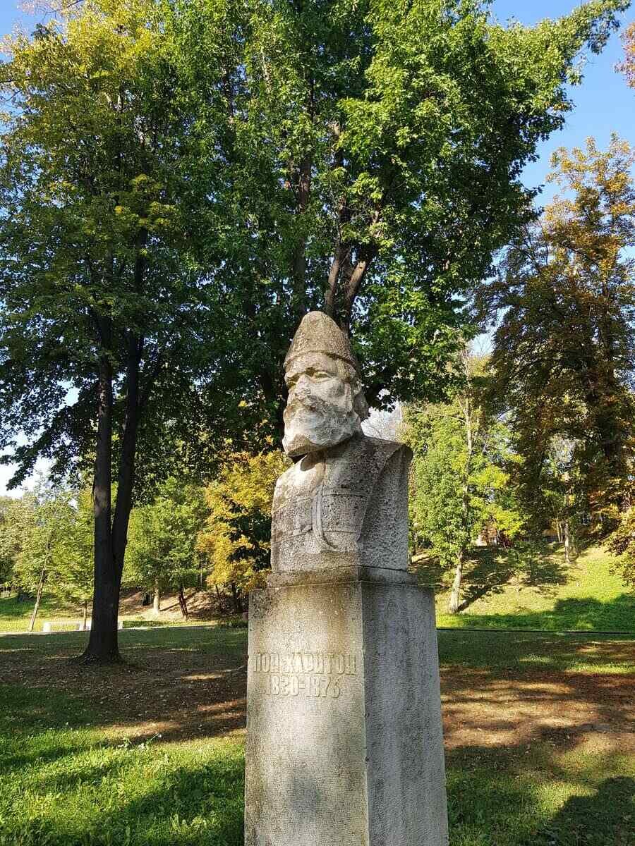 Бюст-паметник на поп Харитон - Габрово