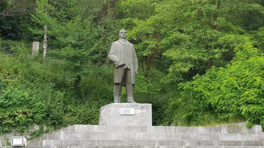 Паметник на Владимир Поптомов - Белица