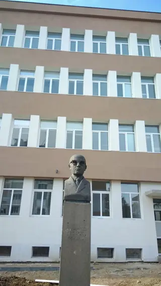 Паметник на професор д-р Петър Георгиев - Сливен