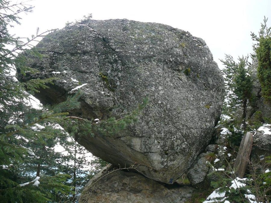 Скално образувание "Обесен камък"