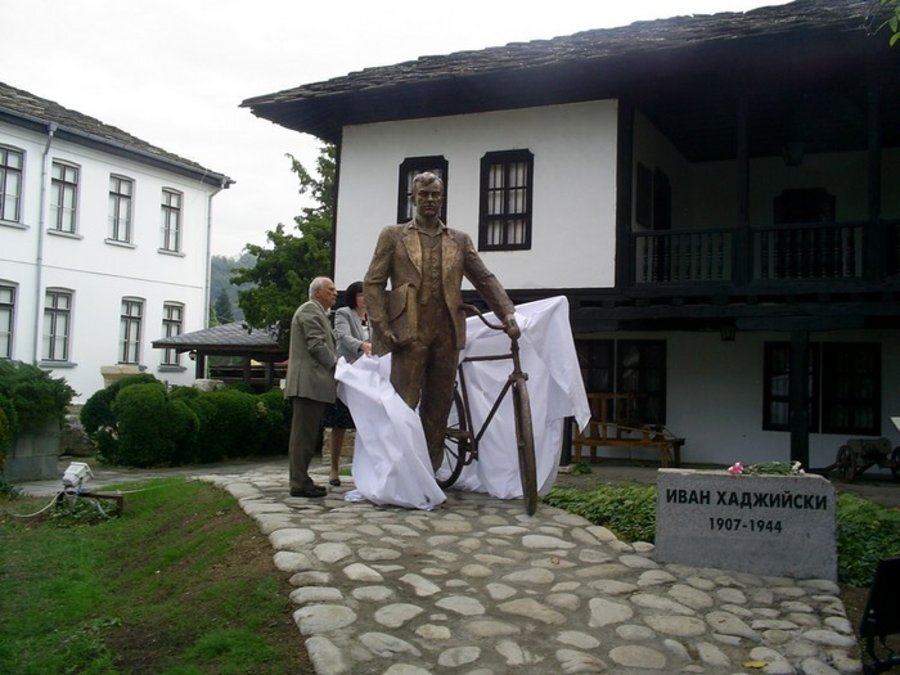Паметник на Иван Хаджийски - Троян