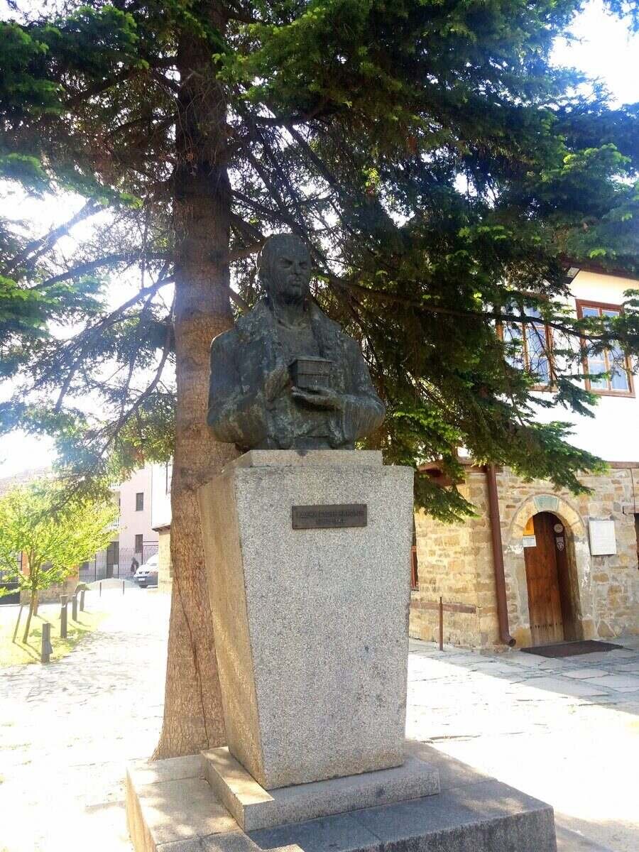 Бюст-паметник на Хаджи Стоян Николов - Севлиево