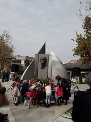 Скулптурна композиция "Листите на Захари Стоянов" - Пазарджик