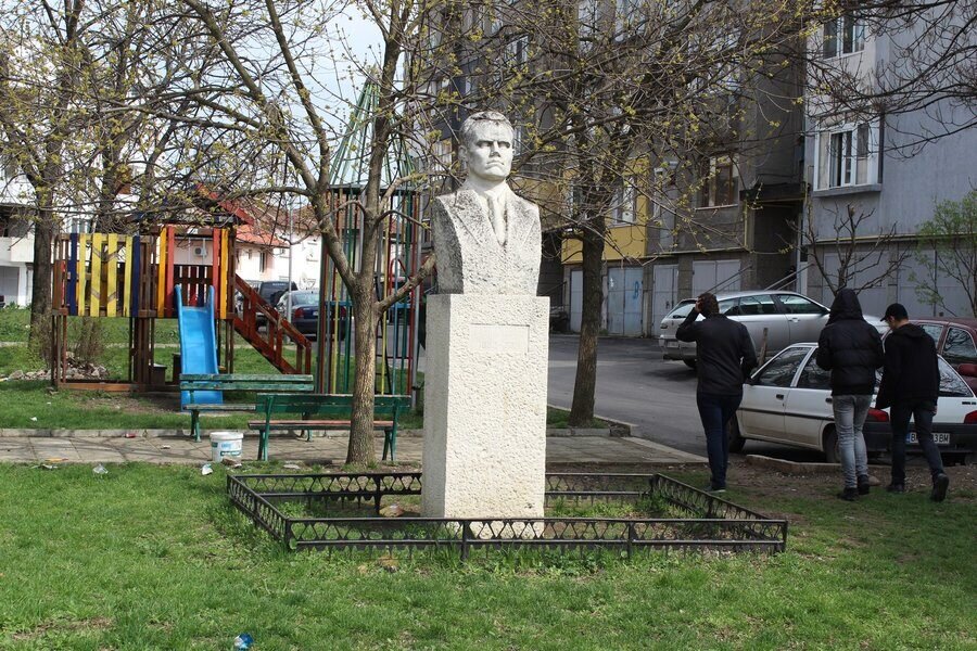 Паметник на Гаврил Генов - Мездра