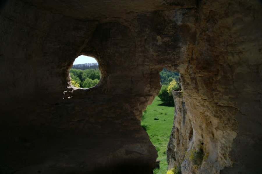Скален манастир "Хайдушки къщи"