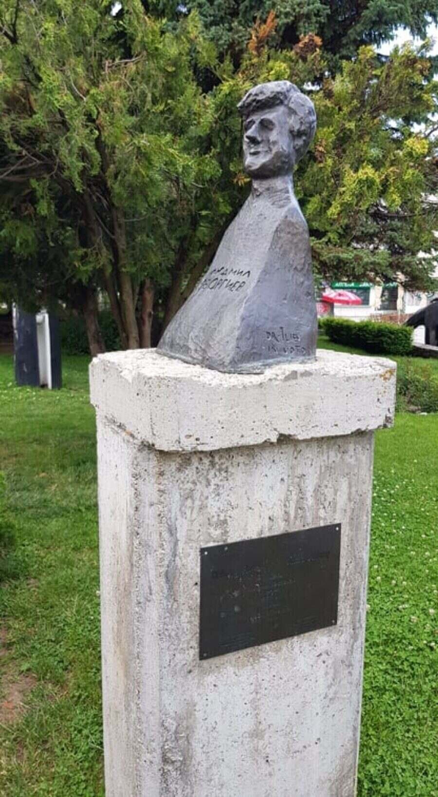 Бюст-паметник на Людмил Георгиев - Банско