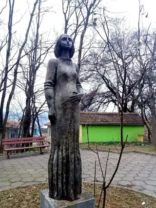 Паметник олицетворяващ майчинството - Велико Търново