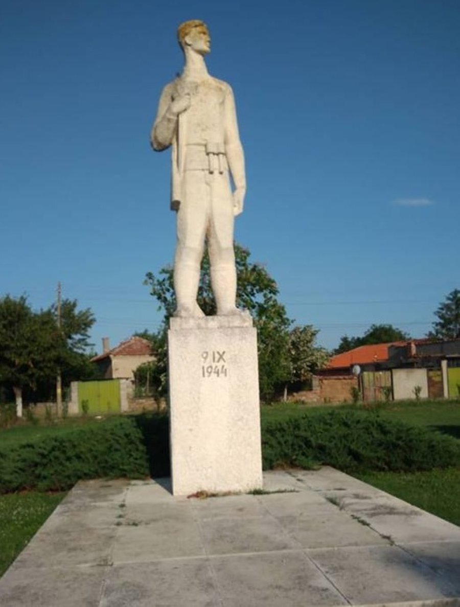 Гранитен войн и плочи на загиналите - Стралджа